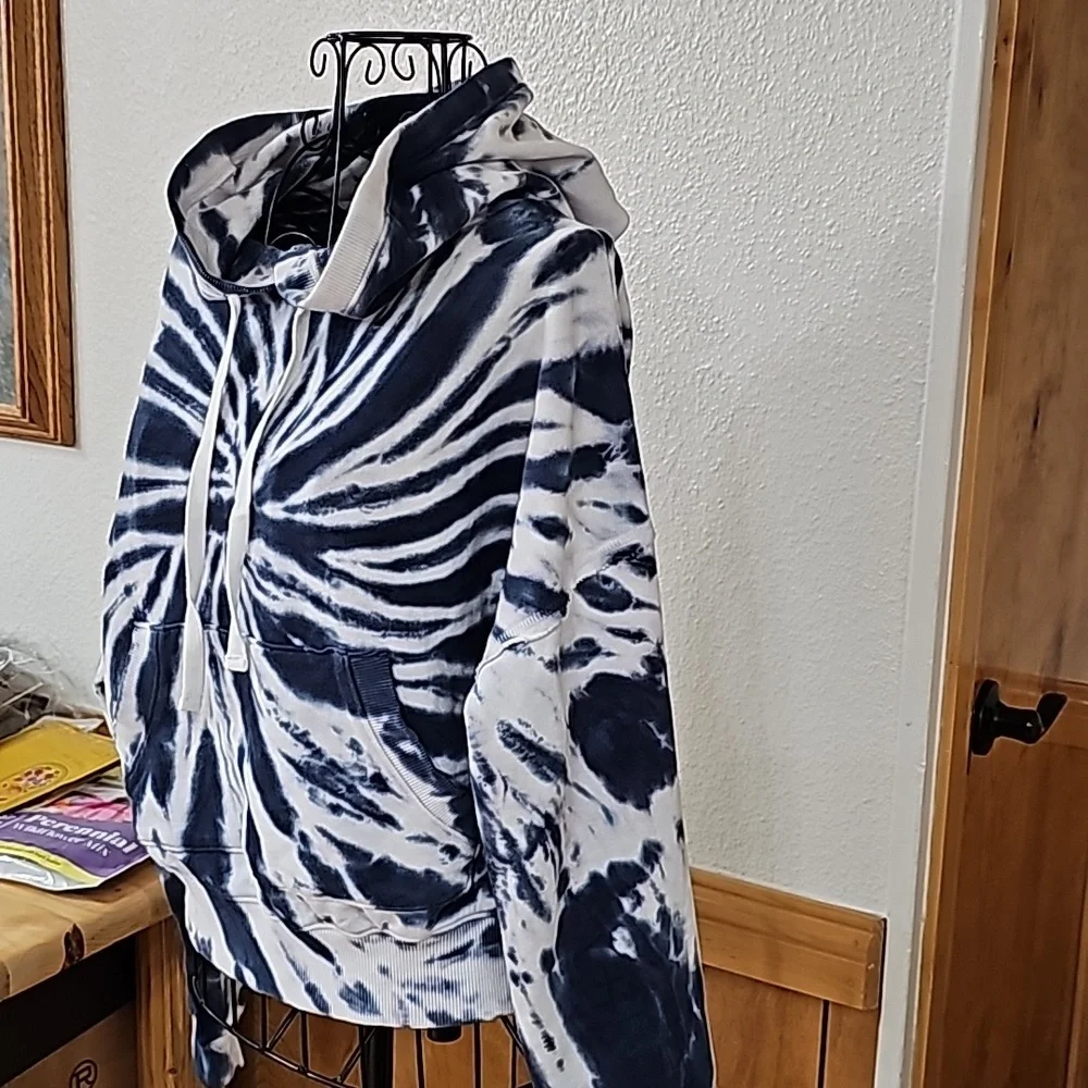 LUCKY BRAND TIE-DYED SWEAT SHIRT RELAXED FIT SIZE XS FITS LIKE SM TO MED - Picture 2 of 6
